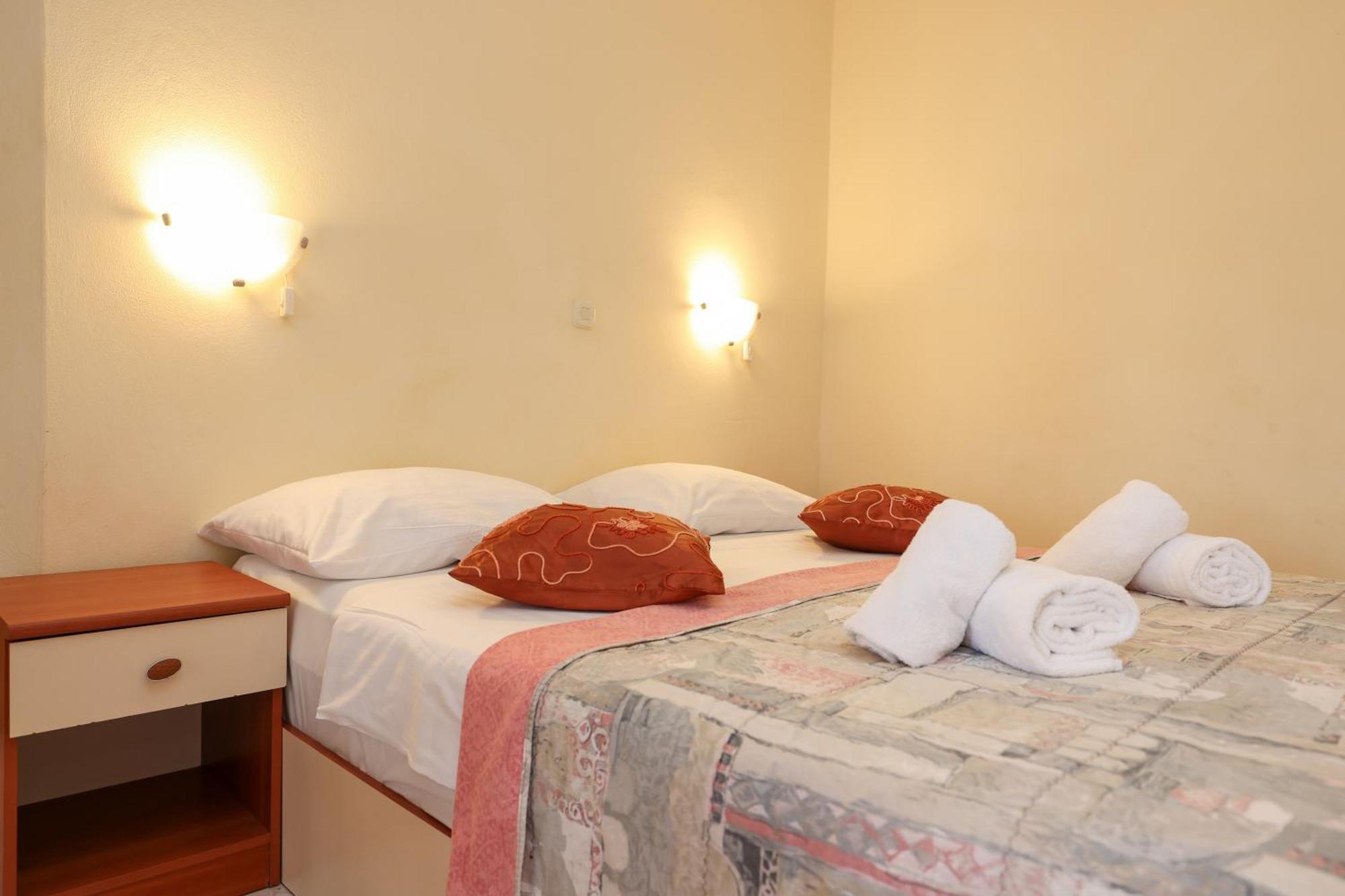 Beachfront Apartments Jermen Sukosan Exterior photo
