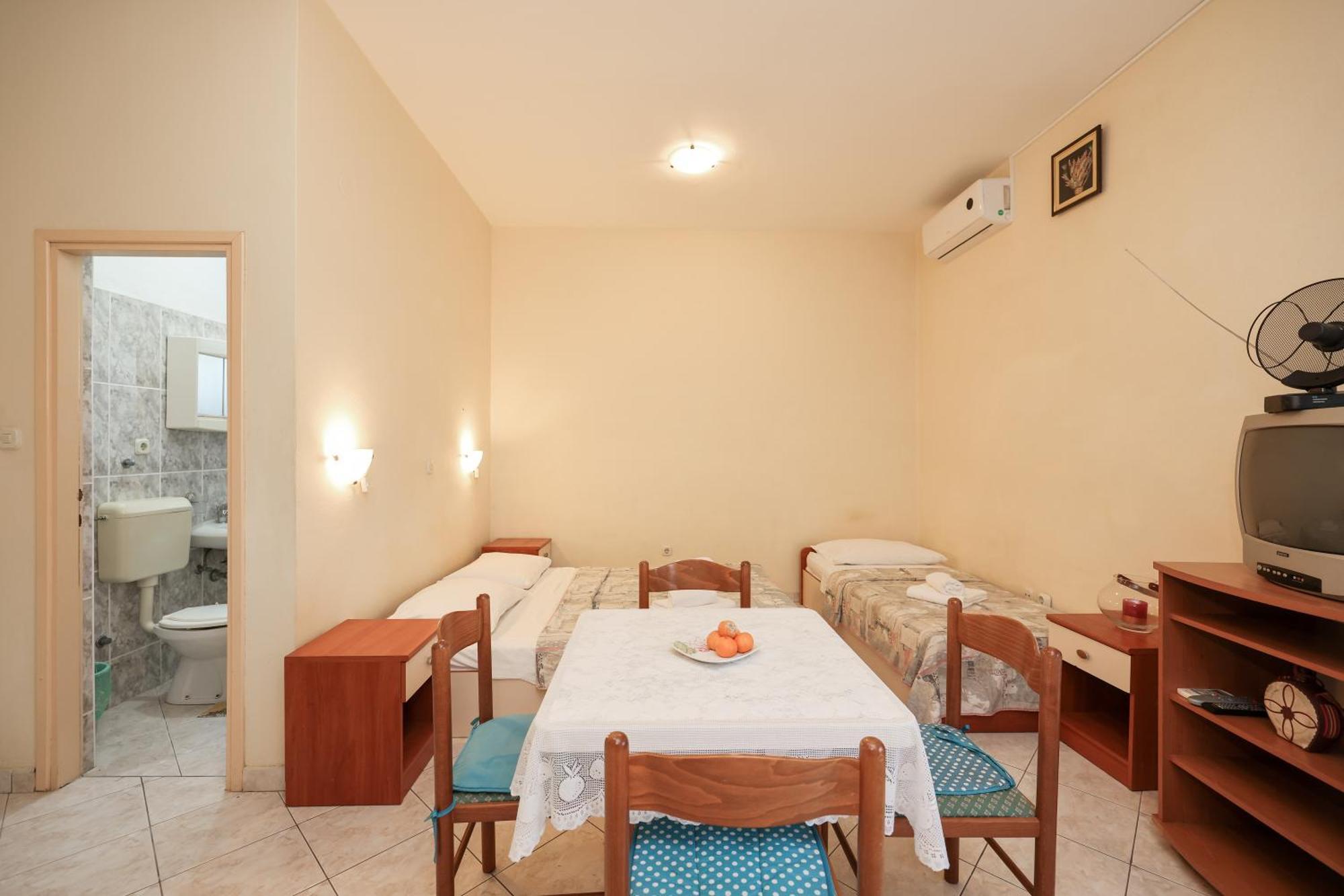 Beachfront Apartments Jermen Sukosan Exterior photo